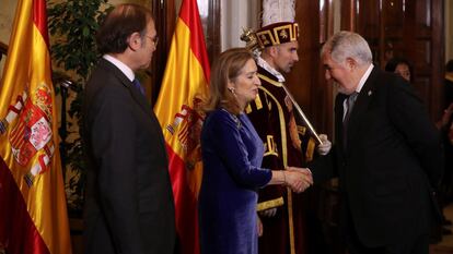 Los entonces presidentes del Senado, Pío García Escudero, y del Congreso, Ana Pastor, saludaban a Cándido Conde-Pumpido, el 6 de diciembre de 2017.