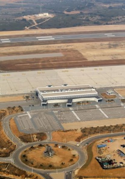 Las pistas del aeropuerto de Castell&oacute;n desde el aire.
