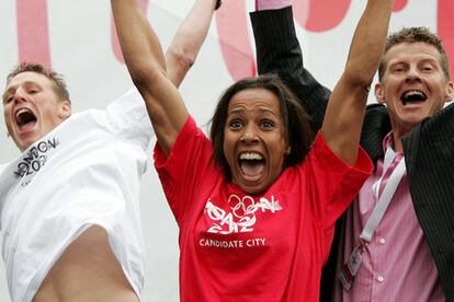 Kelly Holmes, doble campeona olímpica, ha saltado más que nadie en Trafalgar Square al escuchar que Londres será la sede de los Juegos Olímpicos de 2012.