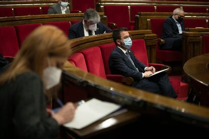 El vicepresidente del Govern en funciones, Pere Aragonès, en su escaño en el Parlament, el 3 de marzo.