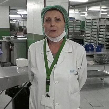 <b>Georgina Mínguez Saiz (63). Jefa de servicio de hostelería del Hospital Ramón y Cajal (Madrid).</b> <p>Explica su misión durante el mayor reto sanitario al que se ha enfrentado el mundo en décadas: "Nos dedicamos a apoyar en estos momentos difíciles a los compañeros sanitarios y a cuidar a nuestros pacientes, igual que siempre".