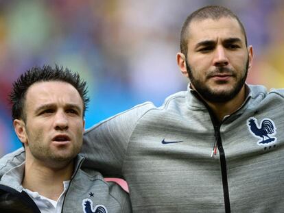 Benzema abraza a Valbuena antes de un partido con Francia.