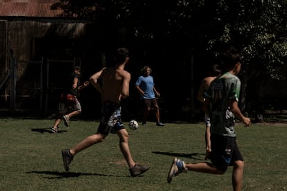 El ex goleador argentino Mauro Amato dicta el taller ‘Fútbol y Valores, en La Plata, Provincia de Buenos Aires, el 13 de febrero 2025.