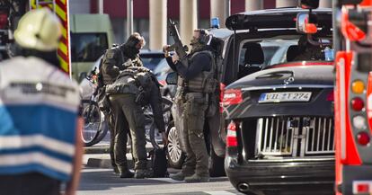 Las fuerzas de seguridad vigilan la estación de Colonia.