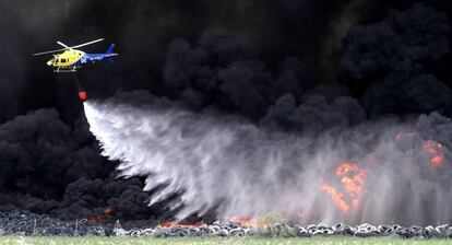 Un helicóptero lanza agua sobre el incendio del vertedero el pasado 13 de mayo.