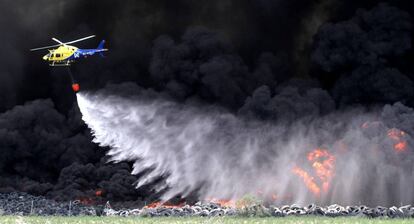 Un helic&oacute;ptero lanza agua sobre el incendio del vertedero el pasado 13 de mayo.