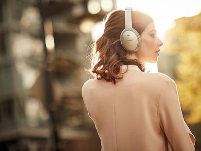 En la imagen, una mujer lleva unos auriculares inalámbricos Bose QuietComfort 35 II, una de las mejores ofertas 'online' de esta semana.