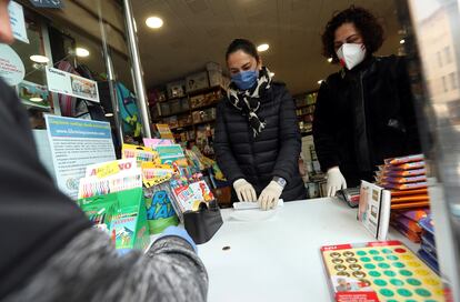 Las encargadas de una librería atienden a un cliente en Ponferrada el miércoles.