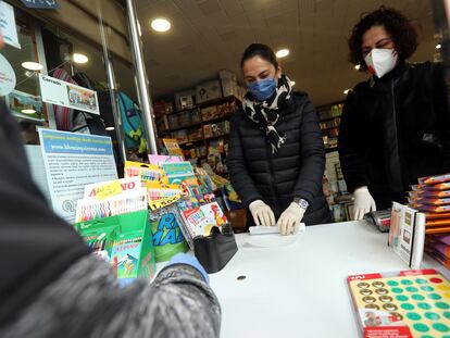 Las encargadas de una librería atienden a un cliente en Ponferrada el miércoles.