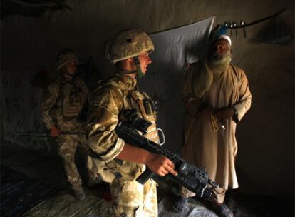 Soldados británicos registran una casa en un feudo talibán de la provincia de Helmand, al sur del país.