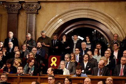 Una cadira buida adornada amb un llaç groc en record del president d'Òmnium, Jordi Cuixart, a la tribuna de convidats del Parlament.