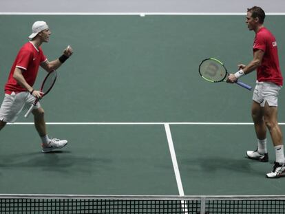 Shapovalov (izquierda) y Pospisil celebran un punto ante Rusia.