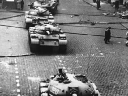 Los tanques soviéticos entran en Budapest en noviembre de 1956.