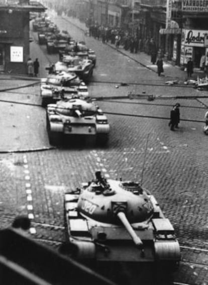 Los tanques soviéticos entran en Budapest en noviembre de 1956.