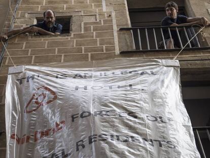 Protesta contra un dels pisos turístics de la plataforma Airbnb.