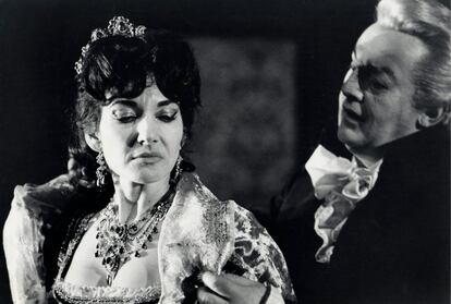 Maria Callas como Tosca y Tito Gobbi en el papel de Scarpia en la ópera Tosca de Puccini en el Royal Opera House, 1964.