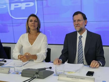 El líder del PP. Mariano Rajoy, junto a la secretaria general del partido, María Dolores de Cospedal