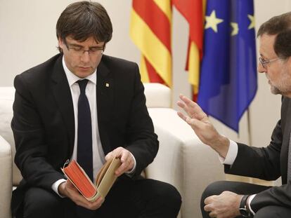 Reunión entre Puigdemont y Rajoy el año pasado.