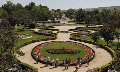 Turistas en los jardines del Palacio Real de Aranjuez.