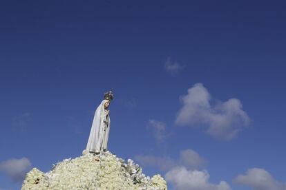 La Virgen de Fátima es llevada en procesión antes de iniciarse la misa, el 13 de mayo.