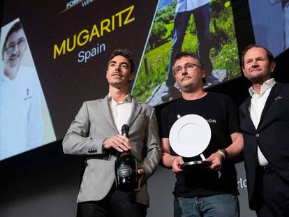 El chef de Mugaritz, Andoni Luis Aduriz, en el centro, recoge el galardón de los World Restaurant Awards, en París, el lunes.