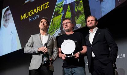 El chef de Mugaritz, Andoni Luis Aduriz, en el centro, recoge el galardón de los World Restaurant Awards, en París, el lunes.