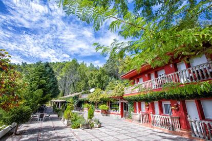 Fachada del hotel Noguera de la Sierpe en la sierra de Cazorla (Jaén).