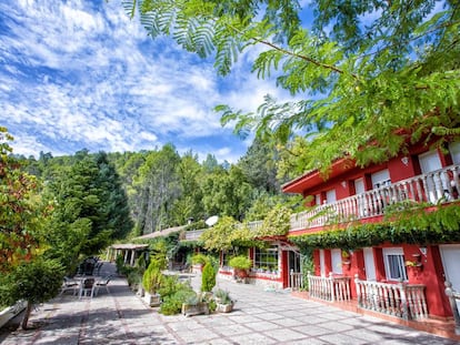 Fachada del hotel Noguera de la Sierpe en la sierra de Cazorla (Jaén).