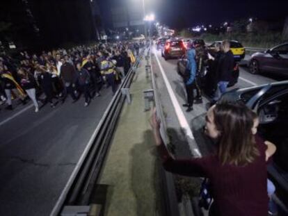 For more than a month, pro-independence demonstrators have been cutting off roads and vandalizing public spaces, actions that are affecting the everyday lives of citizens