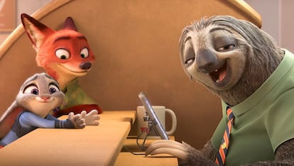 Zootrópolis

El funcionario

A pesar de ser uno de los grandes éxitos en taquilla de 2016, lo último de Disney tuvo que lidiar con el hándicap de no estar firmada por Pixar, siendo ignorada por buena parte de la crítica 'seria'. Hasta que llegó la revista Time y la nombró como una de las 10 mejores películas del año. La escena del funcionario perezoso es una genialidad. Puedes verla aquí.

 