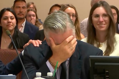 Alec Baldwin se emociona tras la anulación de su juicio, este viernes en el tribunal de Santa Fe. 