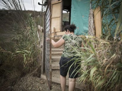 Una dona torna a la seva barraca al turó de Montcada.