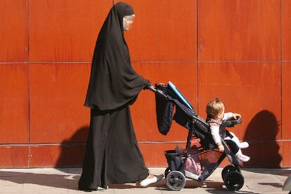 Una mujer pasea por Lleida con velo integral, similar a un chador, que no cubre la cara.