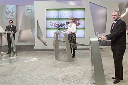De izquierda a derecha, Rafael Simancas, Esperanza Aguirre y Fausto Fernández, durante el debate.
/ MIGUEL GENER