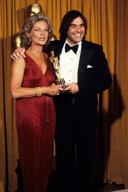 Lauren Bacall, en 1979, con un Delphos de Fortuny. Acompañada de un joven Oliver Stone.