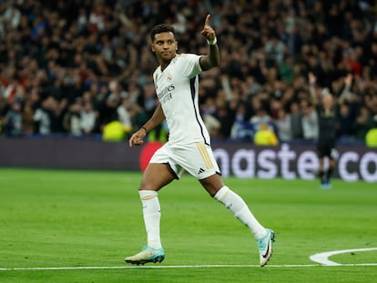 El delantero del Real Madrid Rodrygo Goes celebra tras marcar ante el Nápoles.