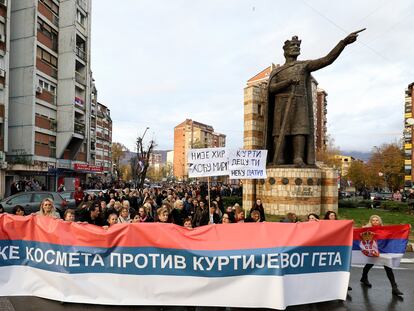 Una manifestación proserbia en la ciudad kosovar de Mitrovica, este miércoles.