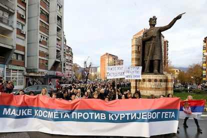 Una manifestación proserbia en la ciudad kosovar de Mitrovica, este miércoles.