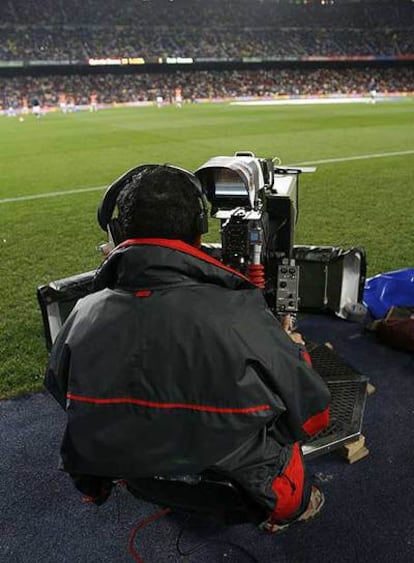 Un cámara, durante una retransmisión en el Nou Camp.