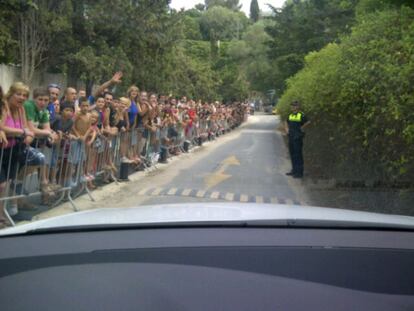 "Llegando a la boda de @andresiniesta8. Esto parece el Tour de Francia!", escribió Gerard Piqué al publicar esta foto en su Twitter.