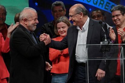 Lula da Silva y Geraldo Alckmin, adversarios en la elección presidencial de 2006, se dan la mano luego de su parcial triunfo como fórmula presidencial.