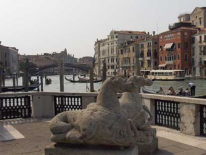 Caballos de piedra en el exterior del palacio Venier dei Leoni, con el Gran Canal y el puente de la Accademia al fondo.