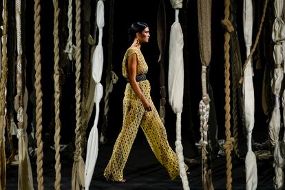 Una modelo luce las creaciones de la colección primavera-verano 2024 de Simorra en el desfile de la firma en la MBFWM, este 14 de septiembre.