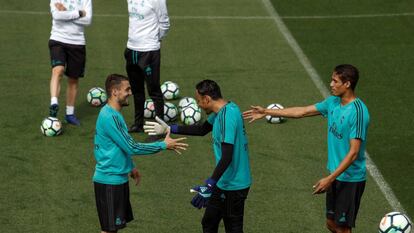 Kovacic, Keylor Navas y Varane bromean en el entrenamiento de este viernes. 