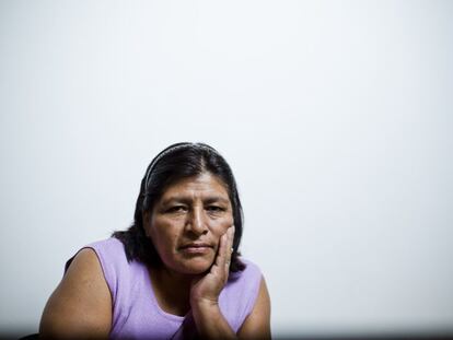 Este 2014, a sus 53 años, ha sido elegida presidenta de la mayor organización de mujeres de Perú (Conamovidi), pero Relinda Sosa comenzó su 'activismo' social en una cocina. Literalmente. A los 13 emigró a la capital (Lima) y a los 14 empezó a trabajar de empleada doméstica y a estudiar la secundaria en la escuela nocturna. Su maternidad, a los 20, le hizo abandonar. Como trabajar y cuidar a la criatura a la vez se le hacía difícil, pero necesitaba ahorrar para pagar su casa en El Agustino -distrito marginal de la ciudad-, se unió a otras mujeres de su barrio con el mismo problema para cocinar de manera conjunta y abaratar los costes de la alimentación familiar. "Montamos el comedor en casa de otra mujer. Cada una ponía lo que podía, yo llevé dos ollas", recuerda. Eso fue en 1988. Pronto se dieron cuenta de que existían otros comedores autogestionados como el suyo para personas con carencias económicas. Hoy, son una extensa red de comedores populares y han impulsado leyes que obligan al Estado peruano a suministrar alimentos a las personas sin recursos.