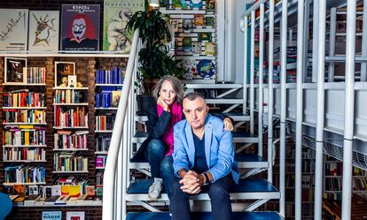 Los escritores Marta Sanz y Manuel Vilas en la librería Rafael Alberti, en Madrid. 