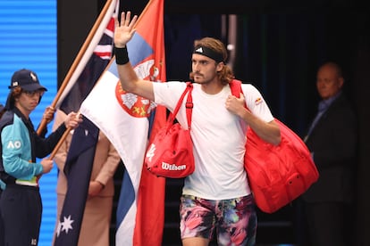 Stefanos Tsitsipas, a su llegada a la pista central en la final del Open de Australia.