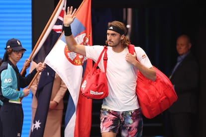 Stefanos Tsitsipas, a su llegada a la pista central en la final del Open de Australia. 