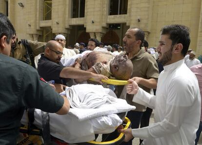Un herido es traslado al hospital tras el atentado en la mezquita de Al Iman al Sadik en Kuwait. El ataque tuvo lugar contra la mezquita Al Iman al Sadik, situada en el barrio de Al Sawaber de la capital kuwaití, durante la oración del mediodía del viernes.