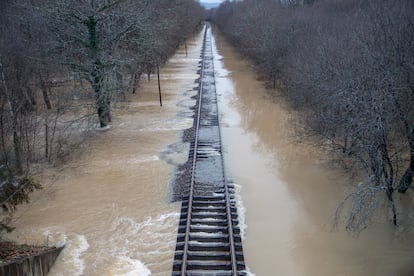 Vista de la vía del tren completamente aneagada a su paso por Begonte (Lugo), donde se ha desbordado el río Ladra.